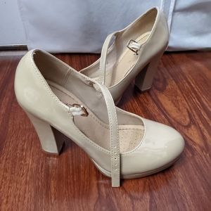 Nude pumps